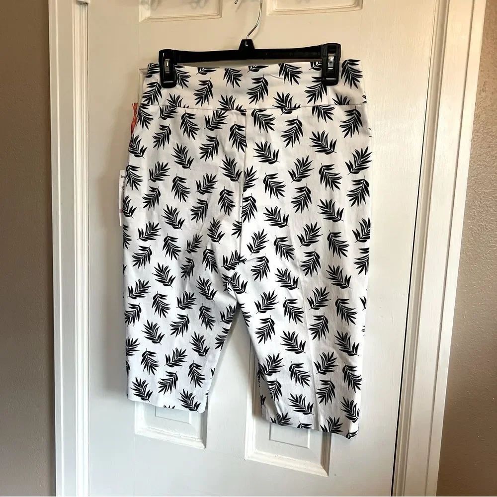Hearts of Palm Capri Shorts - Picture 8 of 9